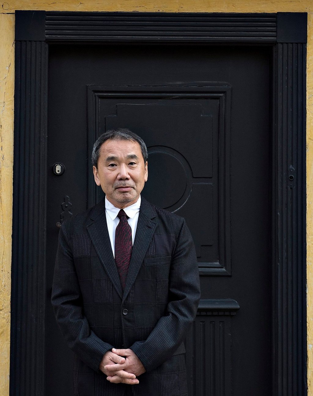 Haruki Murakami öffnet seinen Kleiderschrank - unf verrät dabei einiges über sein Leben.