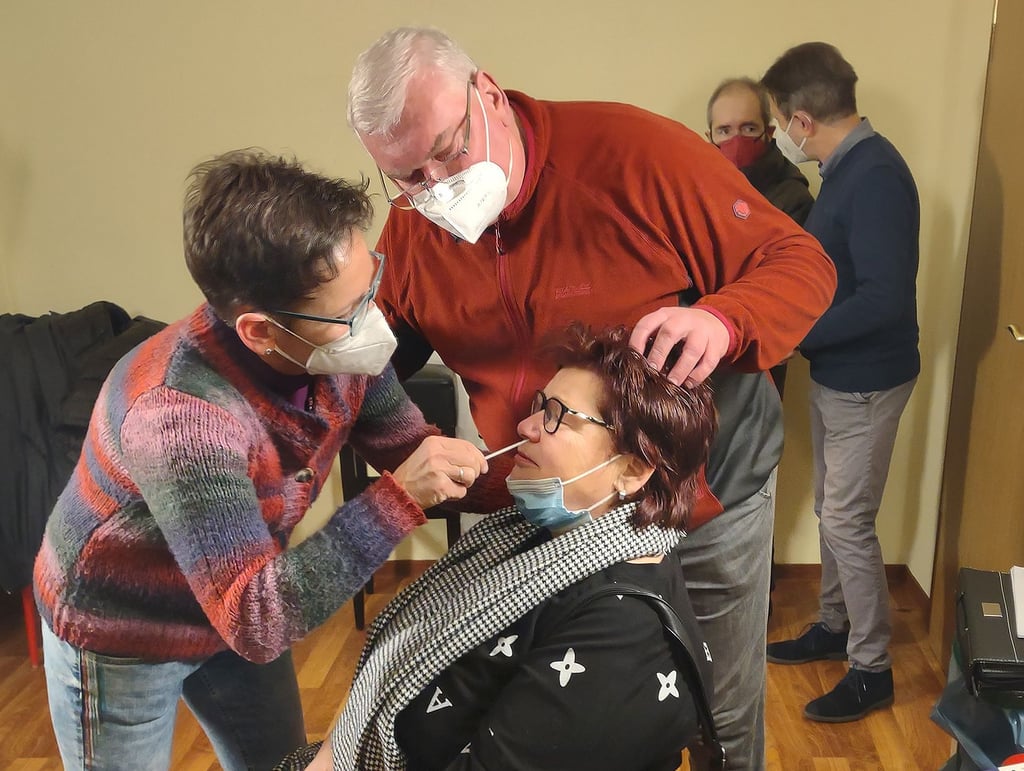 Probe-„Training“ für das Entnehmen von Abstrichen für die neuen Helfer. Hier übt sich Judith Tetzlaff dabei. Günter Kotzauer überwacht das Ganze und gibt wichtige Hinweise.