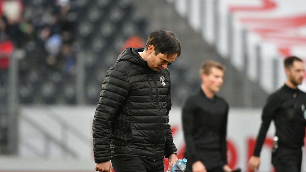Niederlage in Meppen: HFC-Trainer Florian Schnorrenberg schleicht mit gesenktem Kopf vom Platz.