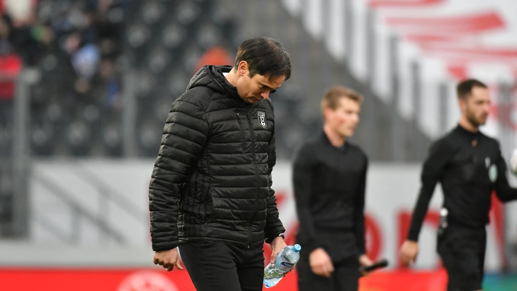Niederlage in Meppen: HFC-Trainer Florian Schnorrenberg schleicht mit gesenktem Kopf vom Platz.