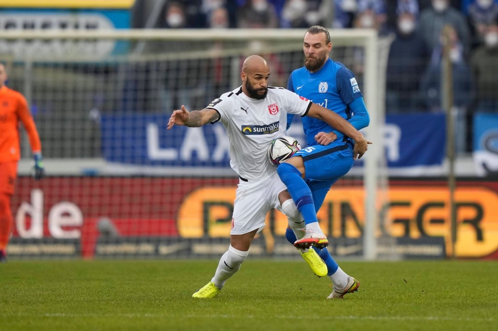 HFC-Torjäger Terrence Boyd im Duell mit Meppens Jeron Al-Hazaimeh.