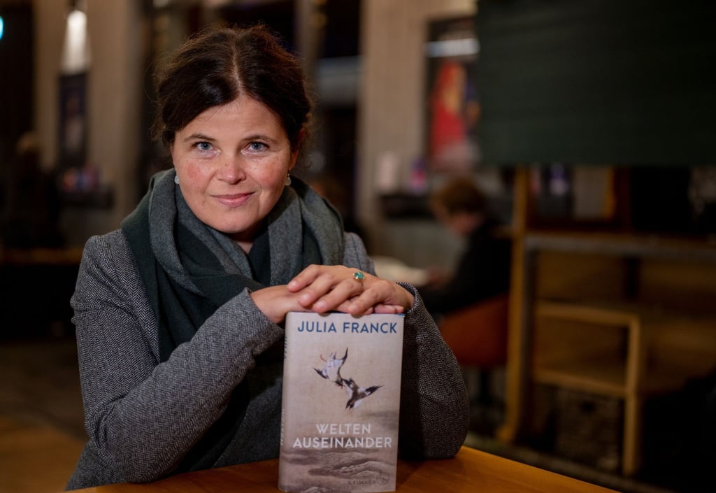 Schriftstellerin Julia Franck sitzt vor der Premiere ihres neuen Buchs „Welten auseinander" im Pfefferberg-Theather.