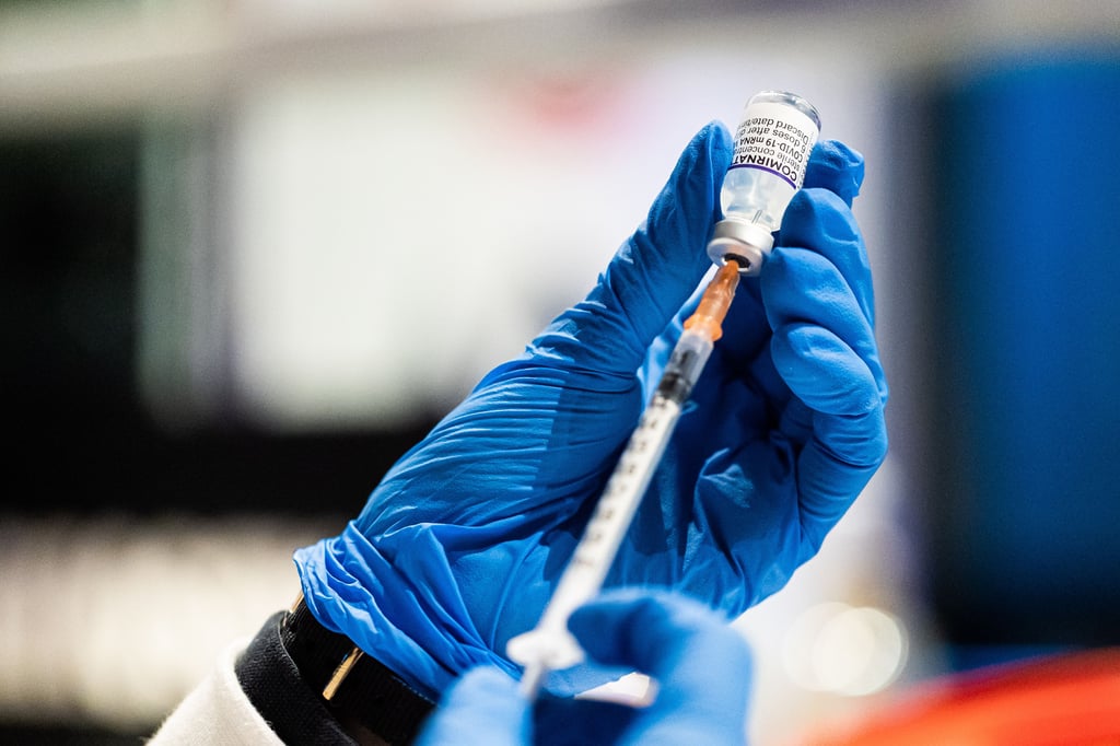 Mehr als 2.700 Menschen haben sich am Freitag in Halle gegen das Coronavirus impfen lassen.