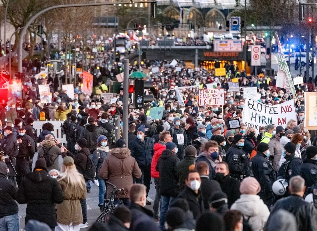 In Hamburg demonstrierten nach Angaben der Polizei mehrere Tausend Menschen.