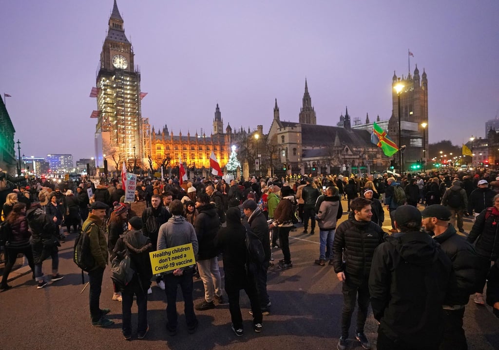 Demonstration auf dem Parliament Square. In London gilt wegen Omikron der Katastrophenfall.