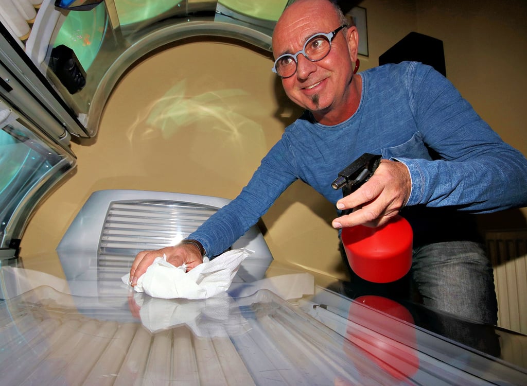 Olaf Schmitt, Betreiber einer Pension und eines Sonnenstudios in Calbe, wünscht sich in der Zukunft wieder mehr Planbarkeit für seinen kleinen Betrieb.