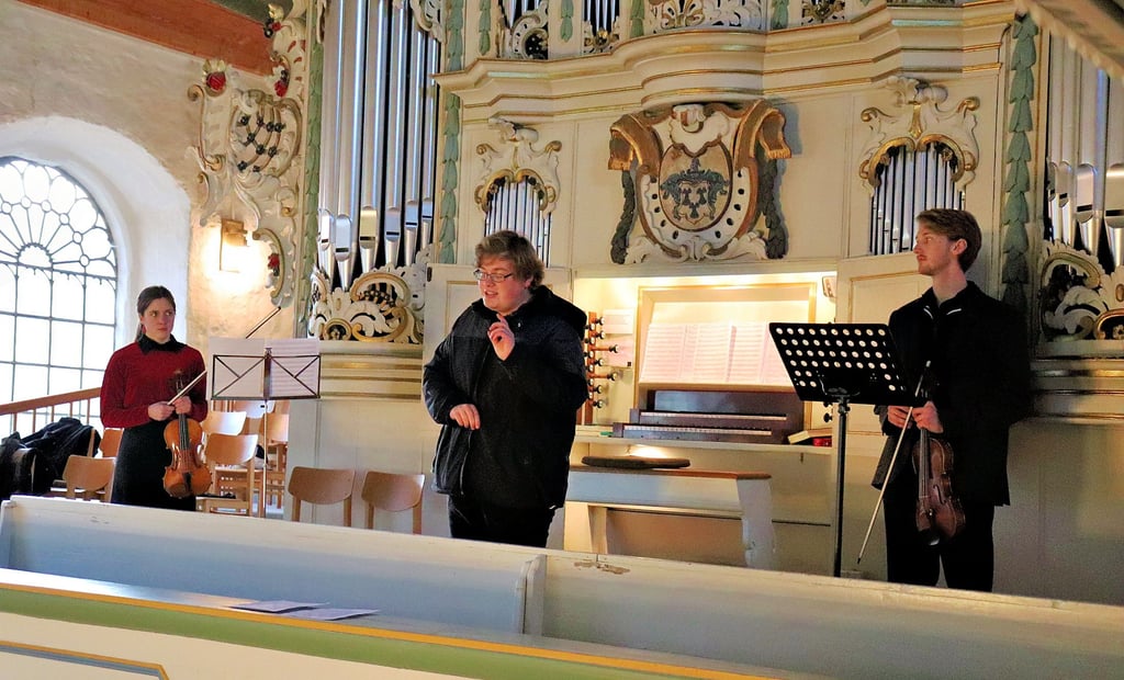 Maria Lauer, Fritz Wesarg und Arnold Heuer (von links) haben die Andacht in der Kirche Sankt Stephani musikalisch umrahmt. Zwischen den Musikstücken erklärte Fritz Wesarg, dessen Interesse besonders der Musiktheorie gilt, das jeweilige Stück.