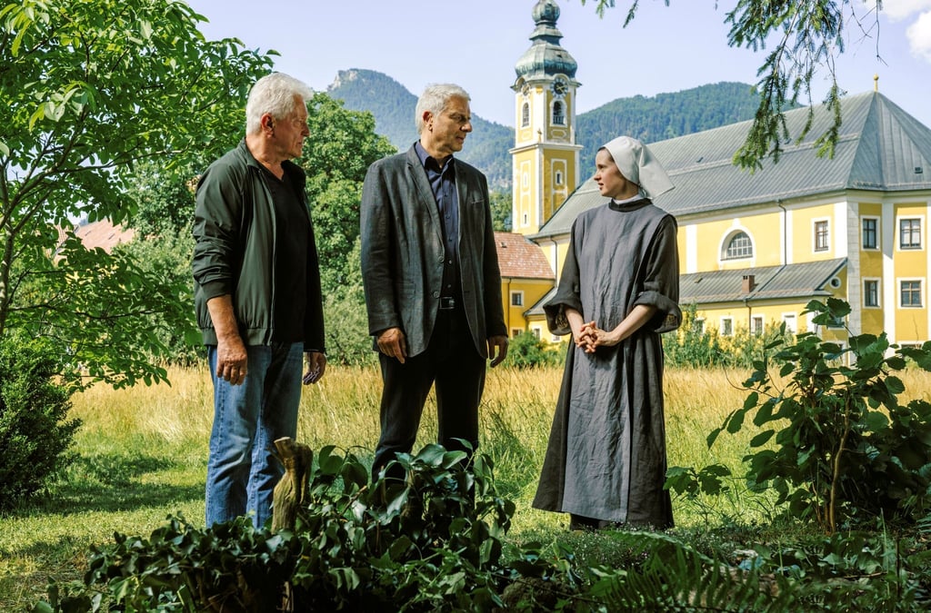 Ivo Batic (Miroslav Nemec, l) und Franz Leitmayr (Udo Wachtveitl) verhören Schwester Antonia (Maresi Riegner).