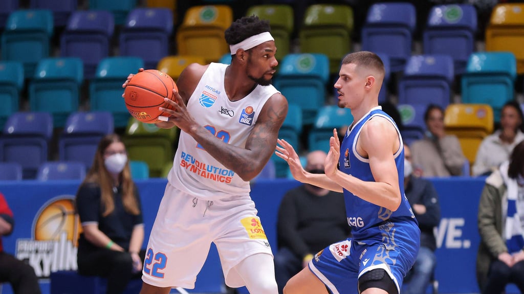 MBC-Profi Chris Coffey am Ball gegen Frankfurt.