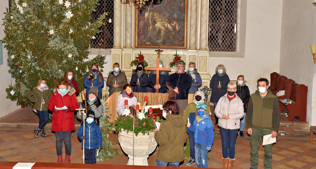 Generalprobe zum Krippenspiel in der Rosenburger Kirche. Im Vordergrund Regisseurin Karin Keller.