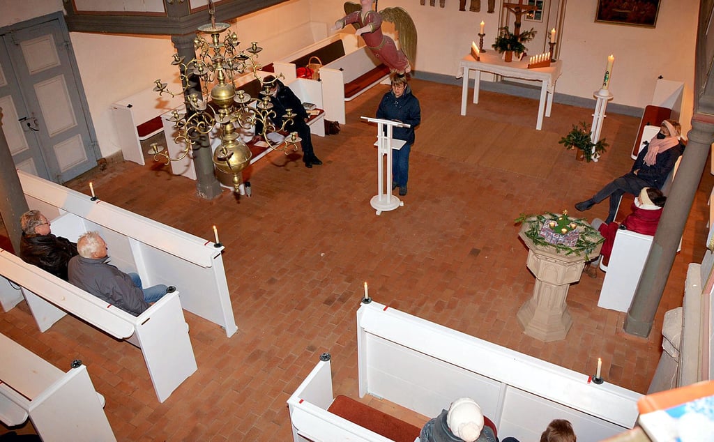 Weihnachtliche und kirchliche Lieder erklangen Sonnabend in der Marienkirche Beuster. Zwischen den Stücken gab es Gebete und Texte von Sabine Hiller und Pfarrer Christian Buro.