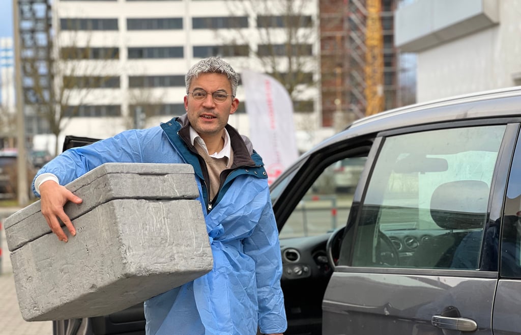 Auf dem Weg zu einem Hausbesuch mit Impfangebot: Dr. Charles Schupet aus Stendal.