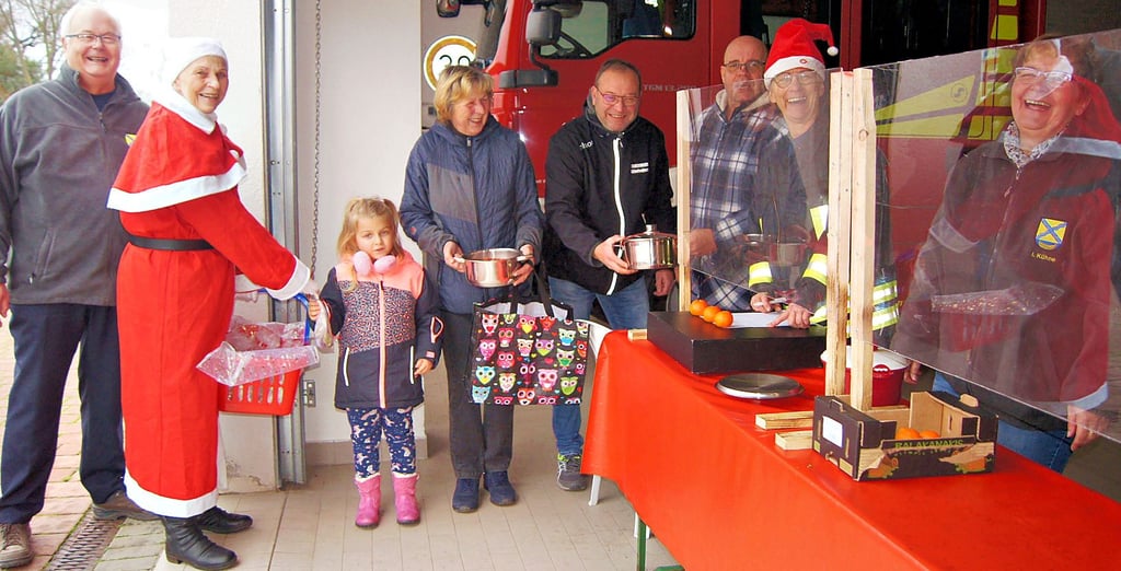Grünkohlaktion der Glindenberger Feuerwehr sowie der Ortsbürgermeisterin.