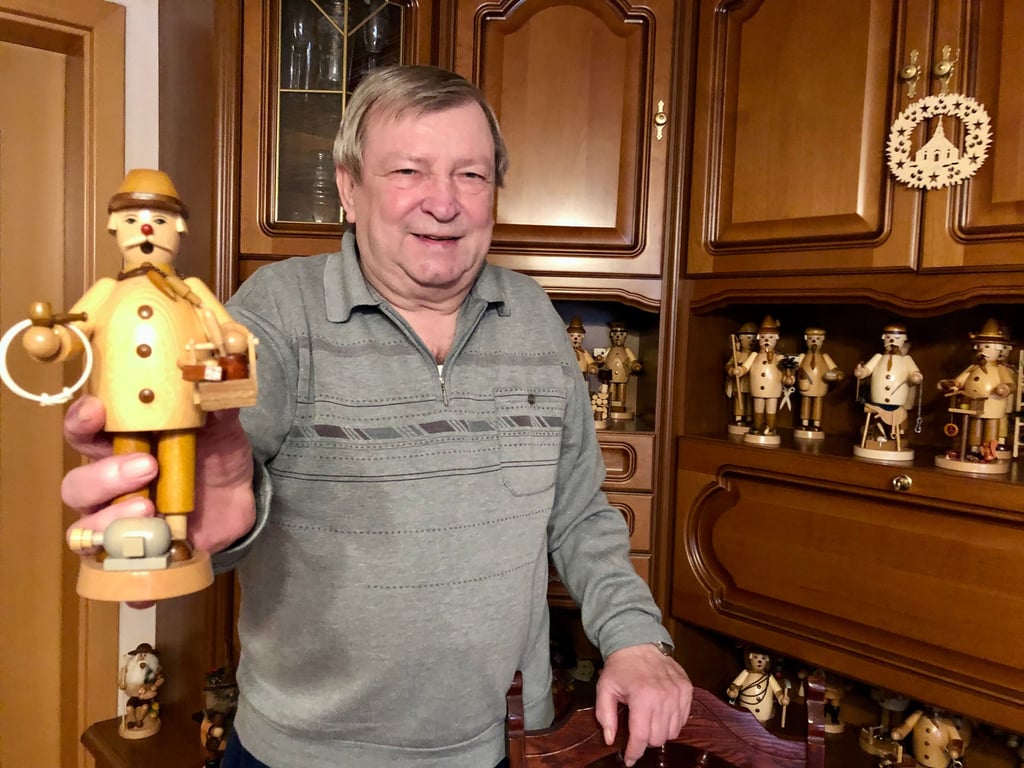 Jürgen Markloff aus Osterfeld sammelt seit fast einem halben Jahrhundert Räuchermännchen und andere weihnachtliche Dekorationen aus dem Erzgebirge. Sogar ein Elektriker-Räuchermännchen ist dabei.