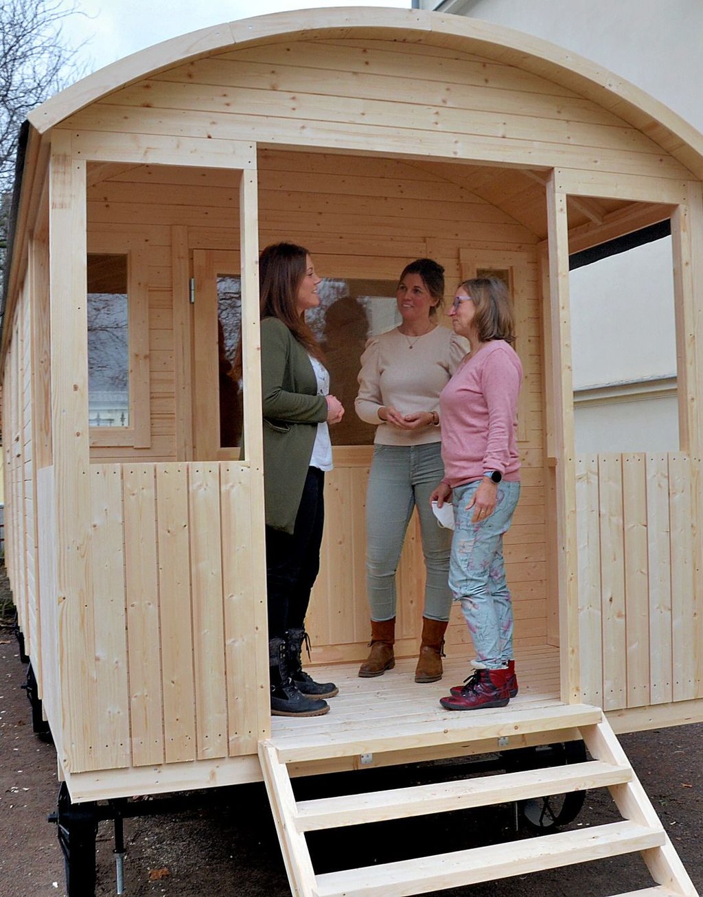 Mandy Ernst, Stefanie Schöbel und Ramona Stahlke (v.l.) haben viele Ideen, was mit dem Bauspielwagen gemacht werden kann. Die Ideen der Kinder werden im Mittelpunkt stehen.