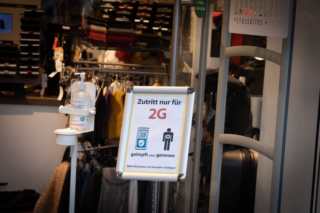 In vielen Geschäften müssen Kunden ihren Impfnachweis vorzeigen - das dämpft bei vielen die Lust zum Einkaufsbummel.