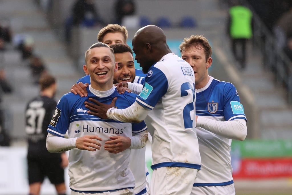 Baris Atik (links) erzielte nach einem sehenswerten Solo das 2:0 des 1. FC Magdeburg gegen Waldhof Mannheim.