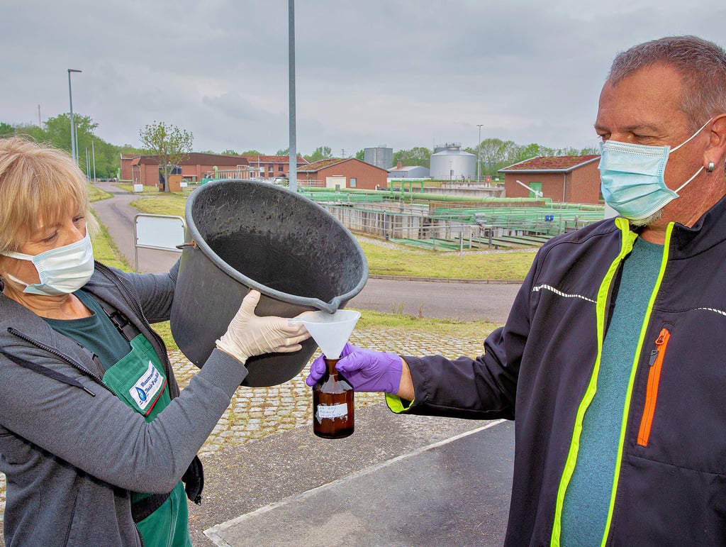 Jana Schumak, Mitarbeiterin beim Wasserzweckverband, und Matthias Dinse vom Landesamt für Umweltschutz bei einer Probenentnahme.