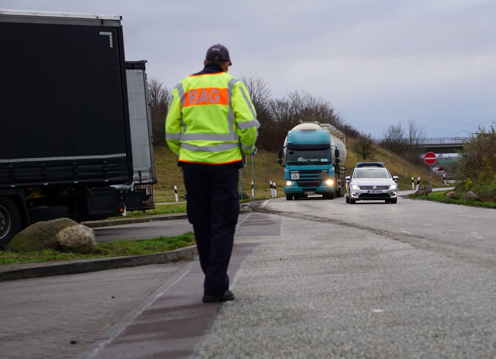 Achtung, Kontrolle! Mitarbeiter des Bundesamtes für Güterverkehr kontrollieren an der A 14 bei Bernburg Lkw, die Abfall geladen haben. Dabei erwischen sie immer wieder Umweltsünder.