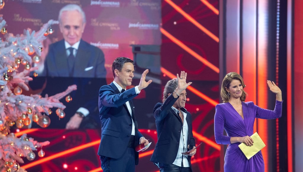 Moderatorin Mareile Höppner und Moderator Sven Lorig (l) stehen während der José Carreras Gala in Leipzig gemeinsam mit dem Sänger Peter Maffay auf der Bühne.