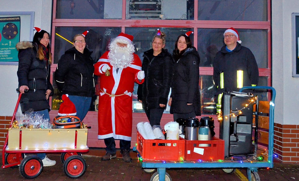 Zusammen mit Wehrleiter Thomas Vietzke und dem Weihnachtsmann Jürgen Heitepriem machten sich die Helferinnen Franziska Krafzig, Elisabeth Brendel, Marie Weigert und Jana Faltis (von links) auf den Weg.
