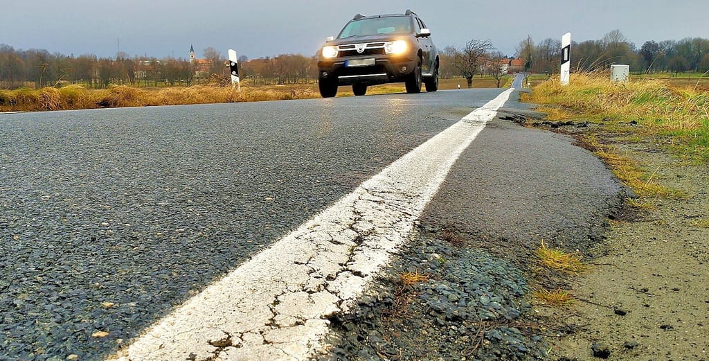 Die Kreisstraße 1329 von Minsleben zur L 82 an der Autobahn-Auffahrt „Wernigerode-Mitte“ ist nicht nur schmal, sondern auch marode. Der Randstreifen bröckelt an vielen Stellen.