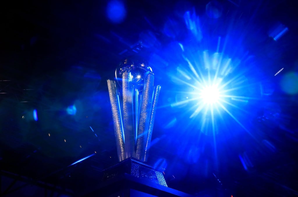 Die Sid Waddell Trophäe ist vor dem Finale der Darts-WM im Alexandra Palace zu sehen.