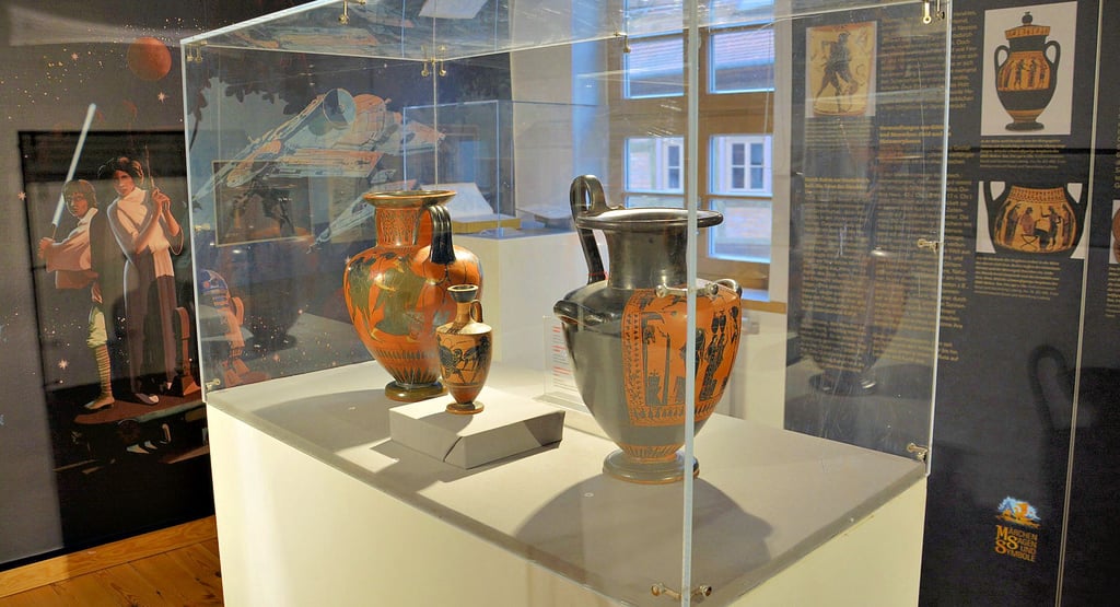 In der Ausstellung begegnen sich zum Beispiel Tongefäße aus vorchristlicher Zeit mit mythologischen Darstellungen und moderne Fantasy-Filmhelden aus „Star Wars“.