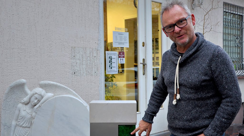 Neuwertig oder gebraucht: Steinmetz Jens Eichenberg aus Salzwedel kennt viele preiswerte Wege einer individuellen Grabsteingestaltung. Bei unterschiedlichen Anforderungen findet er gemeinsam mit den Kunden immer eine passende wie umsetzbare Lösung für die Bestattung.