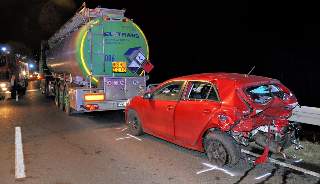 Der Kia wurde auf den stehenden Tanker geschoben