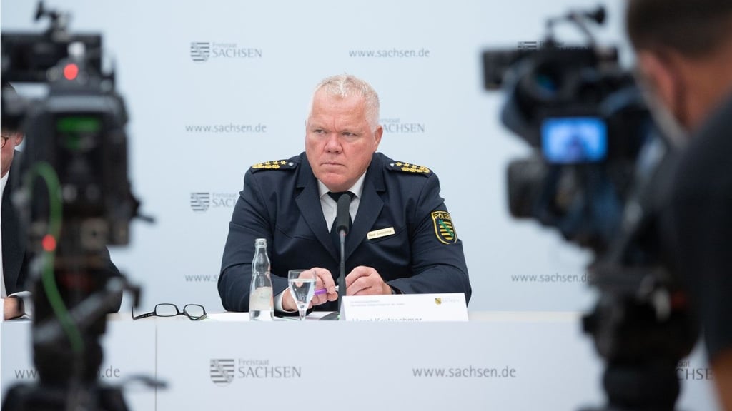 Sachsens Polizeipräsident Horst Kretzschmar rechnet mit einer weiteren Zunahme der Proteste gegen die Corona-Maßnahmen.