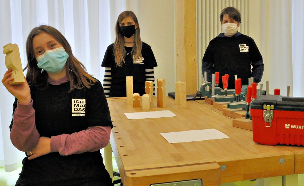 Die Technik-AG der Karl-Marx-Sekundarschule, hier Cyara Landeck (12, von links), Jasmin Bäthge (13) und Lenny Staschok (13), beteiligt sich zum zweiten Mal an einem bundesweiten Handwerkswettbewerb mit einem besonderen Projekt.