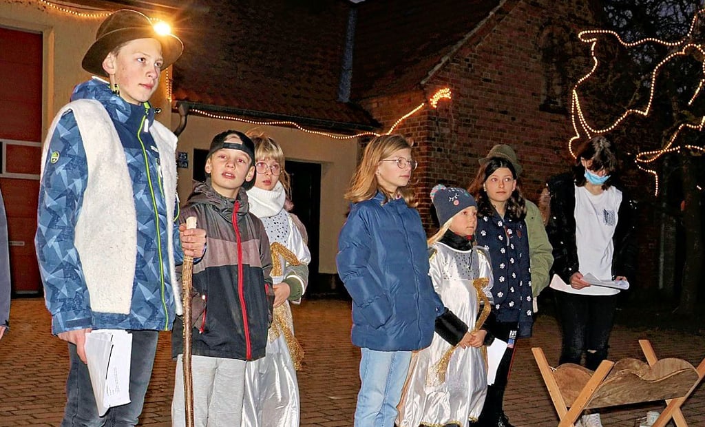 Kinder führten auf dem Platz vor dem Feuerwehrgerätehaus die Generalprobe des Krippenspiels auf.