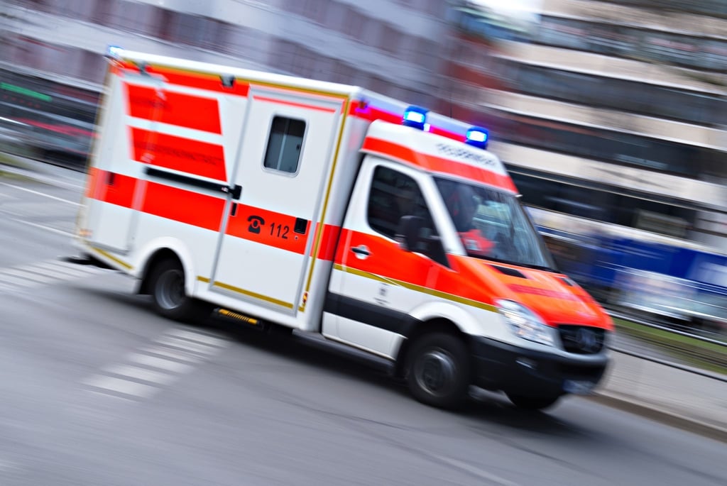Ein Rettungswagen auf dem Weg zu einem Einsatzort.