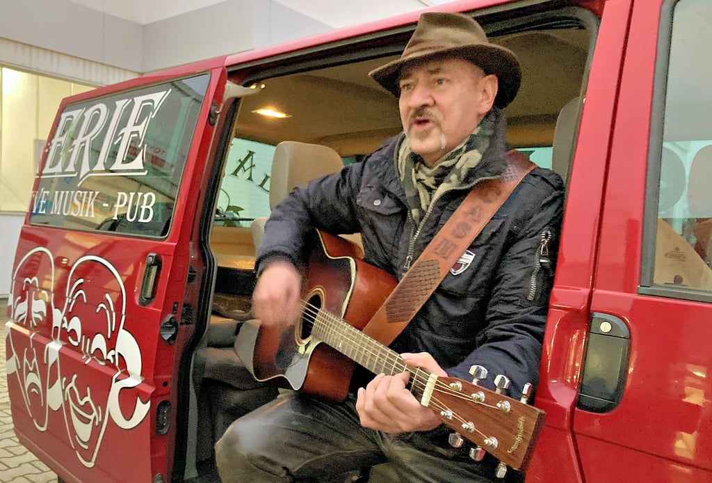 Matthias Hassel ist Stammmusiker des Musikpubs „Galerie“ in Köthen. Er spielte am Freitag aus dem Bus heraus ein kleines Konzert.
