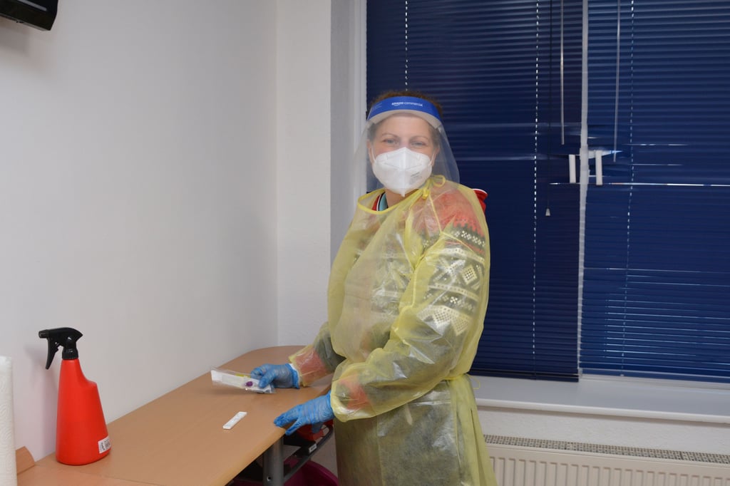 Kathrin Neumann bei der Auswertung eines Corona-Tests.