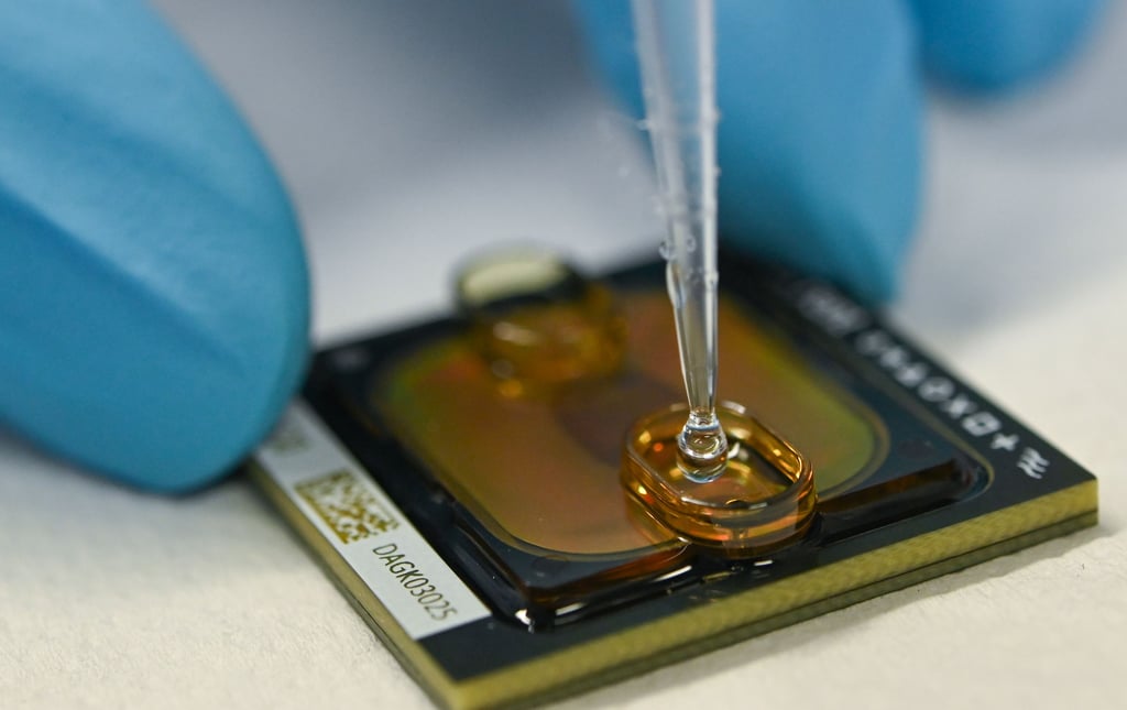 Ein Chip wird im Labor für eine Genomsequenzierung beladen (Symbolbild)