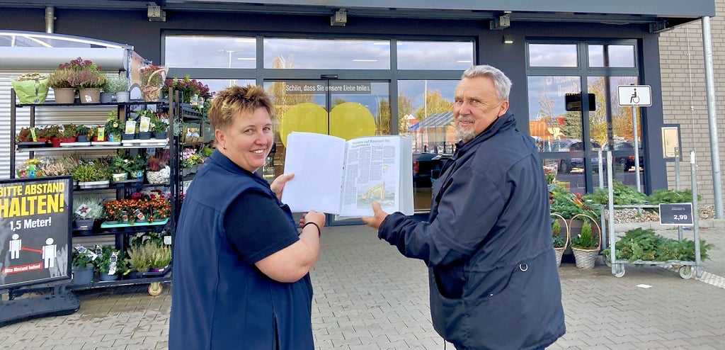 Der Olvenstedter Ortschronist Werner Hasenkrug hat den Bau des Supermarktes im Magdeburger Stadtteil Alt-Olvenstedt mit Fotos und Berichten aus der Volksstimme in einer Sammlung festgehalten und diese an Marktleiterin Diana Nix übergeben.