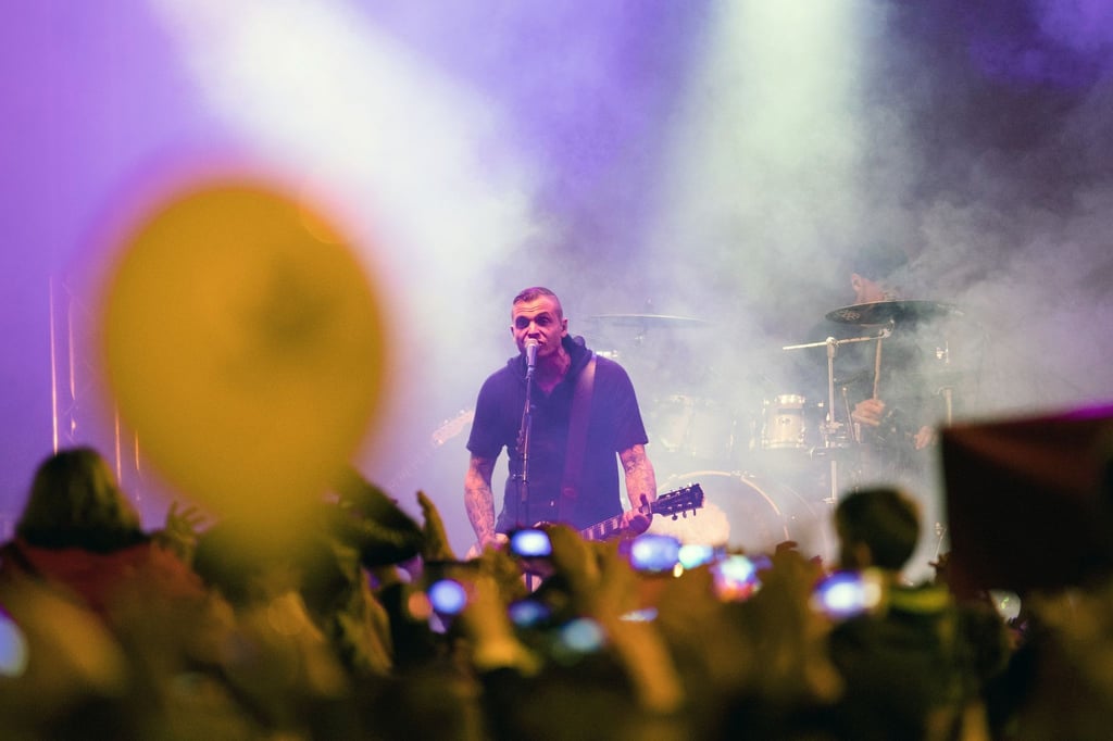Philipp Burger von der Band Frei.Wild singt auf der Bühne.