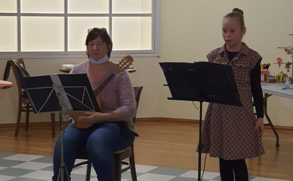 Sandra Kunze (links) und Ilvi Wesche musizierten beim Weihnachtsmarkt in der Median Klinik.