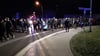 Die Demonstranten biegen in die Geschwister-Scholl-Straße ein. 