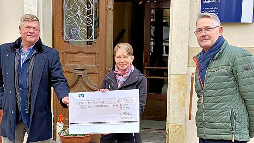 Uwe Becker (li) und Matthias Seidlich vom Lions-Club Dessau übergeben an Annett Simroth vom Kinder- und Jugendhospizdienst einen Scheck.