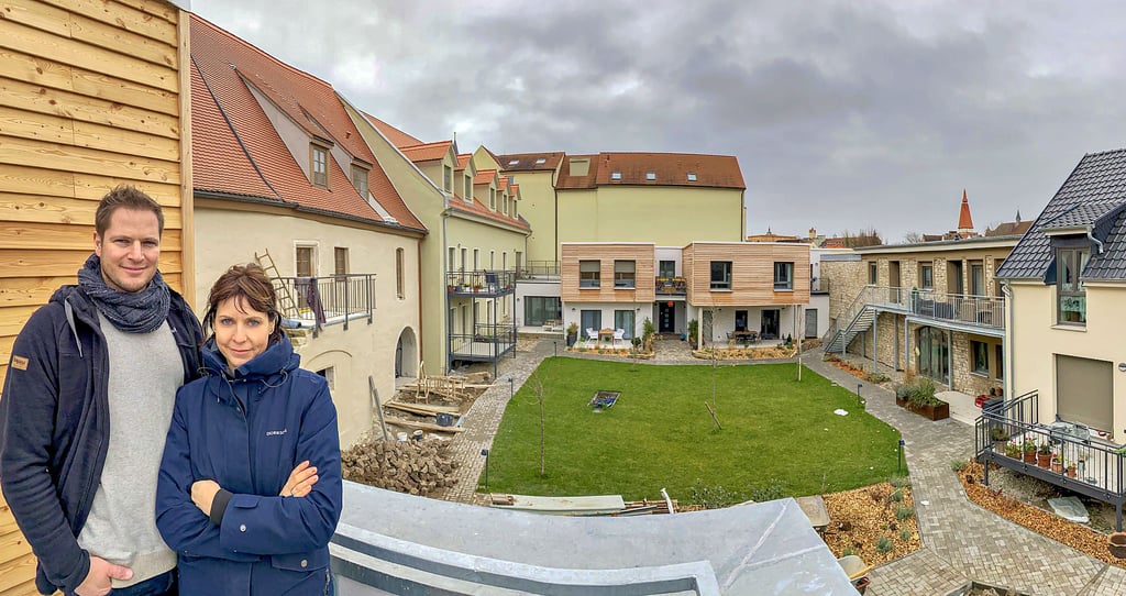 Tino und Nicole Dalichow auf dem Balkon einer der 15 geschaffenen Wohneinheiten in der Bernburger Talstadt.