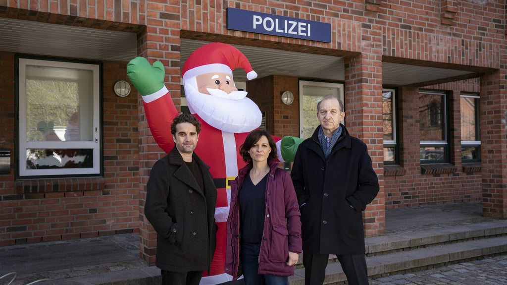 Ein neuer Fall für die Kommissare Hinnerk Feldmann (Oliver Wnuk, l.), Ina Behrendsen (Julia Brendler, M.) und Carl Sievers (Peter Heinrich Brix, r.).