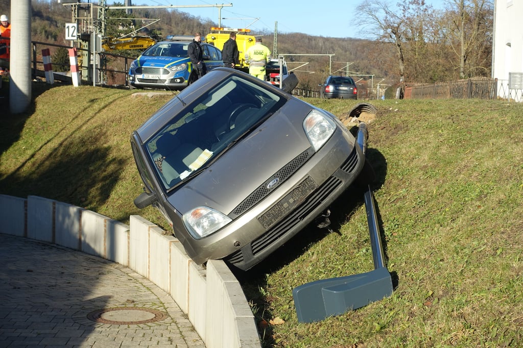 Bei einem Unfall in der Bahnhofstraße in Bad Kösen wurde am Montag ein Autofahrer leicht verletzt.