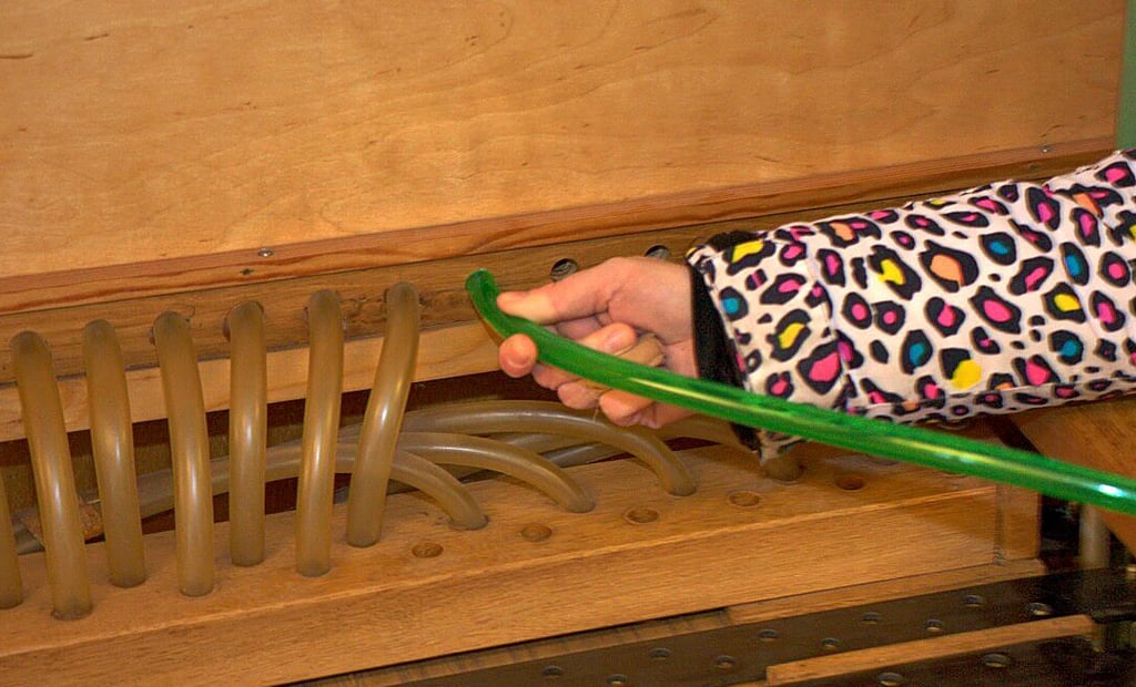 Passende Schläuche in der richtigen Länge sind das A und O einer mit Luft betriebenen Orgel. Sie verbinden das Windwerk mit dem Spieltisch und übertragen die Schaltvorgänge zu den gewünschten Pfeifen. Arians tauscht defekte Schläuche aus und ersetzt sie mit neuem Material.