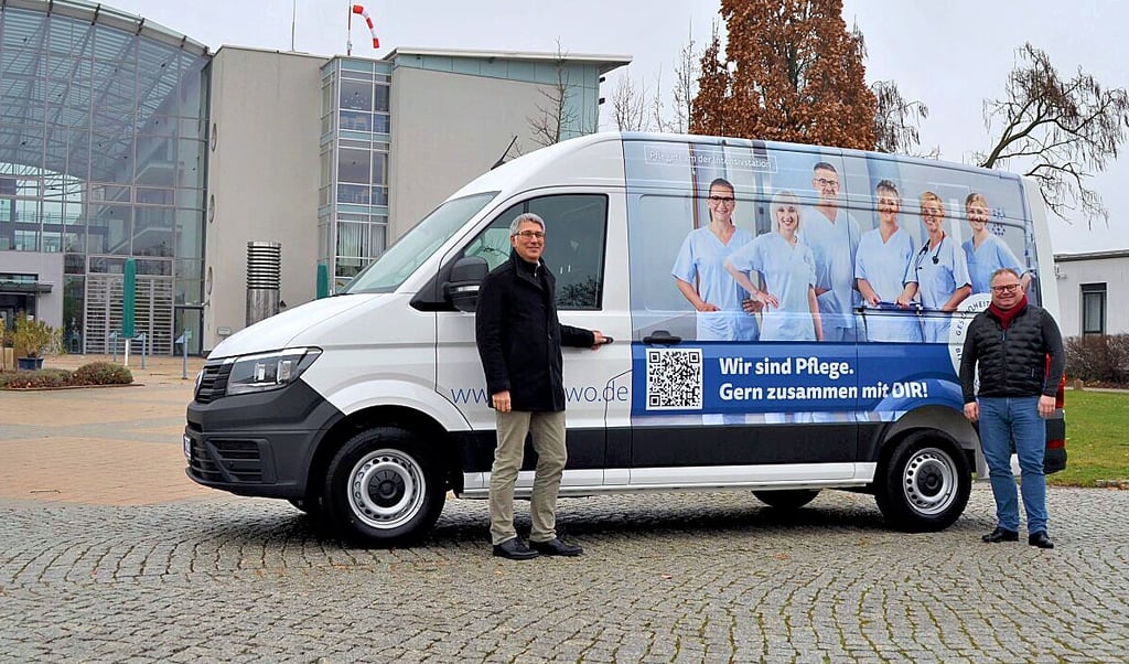 Michael Kießling (l.) und René Rottleb vor dem neuen Fahrzeug