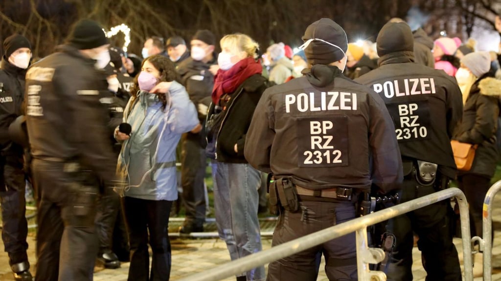Teilnehmer finden sich zu einer Demonstrationen gegen Corona-Einschränkungen und Impfpflicht ein, die Polizei sichert den Versammlungsort.