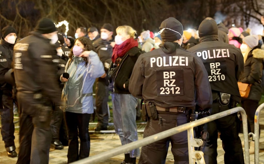 Teilnehmer finden sich zu einer Demonstrationen gegen Corona-Einschränkungen und Impfpflicht ein, die Polizei sichert den Versammlungsort.
