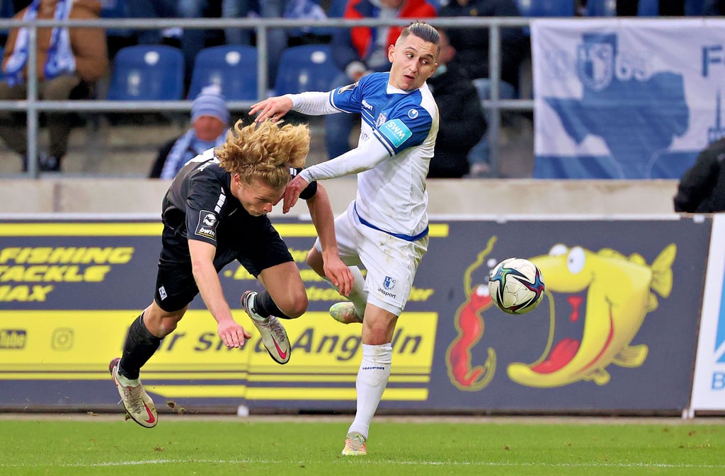 Die Blau-Weißen stehen oben, die Konkurrenz fällt zurück: Baris Atik (gegen Mannheims Jesper Verlaat) will sich trotz der klaren Tabellenführung nicht mit dem Thema Aufstieg befassen.